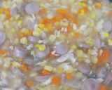 Foto langkah ke 4 dari resep Sup jagung sosis.