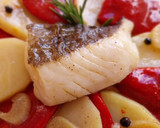 Foto del paso 6 de la receta: Bacalao al romero al horno con piquillos y patatas confitadas