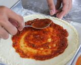 Foto langkah ke 4 dari resep Italian Crispy Pizza.