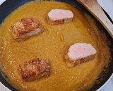 Foto del paso 6 de la receta: Solomillo de cerdo en salsa de puerros, champiñones y zanahorias