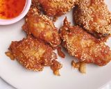 รูปขั้นตอนการทำที่ 2 ของ สันคอหมู ปีกไก่ทอดน้ำปลา / Deep fried pork shoulder & chicken wings w/ white sesames in fish sauce 💦