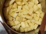 Burgonyakrém leves pirított kolbászchipssel, gyönggyel