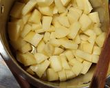 Burgonyakrém leves pirított kolbászchipssel, gyönggyel recept fázis 2 fotója