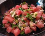 Foto del paso 5 de la receta: Ensalada de sandía, melocotón, espinacas y queso feta (con cebolla y aceitunas)