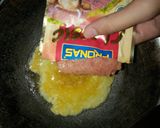 Foto langkah ke 2 dari resep Telor dadar keju kornet.