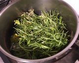 Une image de l'étape 1 de Potage de cresson au curry et bouillon de crevettes (anti gaspi).