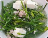 Hình bước làm 6 của món Canh bông hẹ, thịt bằm và đậu hũ non
