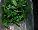 Foto langkah ke 1 dari resep Tumis Tomat + Daun Som Jawa.