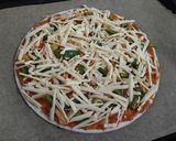 صورة لخطوة 2 من وصفة بيتزا بخبز تورتيلا 🍕