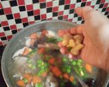 Foto langkah ke 3 dari resep Soup Ayam Jamur.