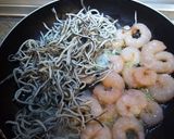 A picture of step 1 of Garlic Shrimp with Baby Eel Imitation.