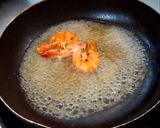 รูปขั้นตอนการทำที่ 5 ของ ข้าวผัดน้ำพริกลงเรือกุ้งหวาน