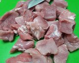 Foto del passaggio 1 della ricetta Spezzatino di maiale in bianco con patate