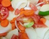 صورة لخطوة 2 من وصفة صينية خضار بالفرن 🍅🥔🥕🫑
