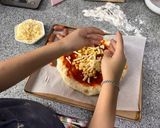 Hình bước làm 2 của món Pizza tôm và xúc xích phô mai 🧀
