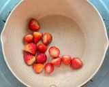 รูปขั้นตอนการทำที่ 1 ของ นมสตรอว์เบอร์รี่ ✨🍓🥛 After Valentine’s Day ~