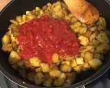 Une image de l'étape 8 de Pommes de terre sautées aux tomates, ail et épices.