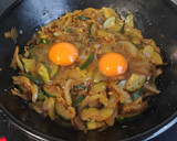 Foto del paso 6 de la receta: Sartén de huevos rotos con atún y verdura