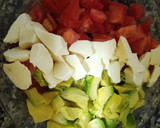 Foto del paso 3 de la receta: Ensalada de tomate, aguacate y mozarela