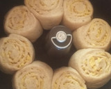 Foto del paso 4 de la receta: Pancitos integrales enrollados rellenos con queso