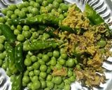 दाल और हरी मटर की बाटी (Dal aur hari matar ki bati recipe in Hindi) रेसिपी चरण 1 फोटो