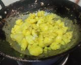 A picture of step 2 of Chatpate aloo ki sookhi sabzi.