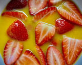 Foto del paso 1 de la receta: Fresas con anchoas en almíbar de naranja