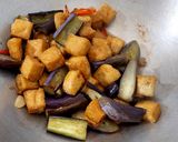 Foto langkah ke 4 dari resep Oseng terong tahu.