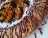 Foto del paso 6 de la receta: Tarta de durazno con bordes de chocolates.