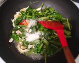 Foto langkah ke 2 dari resep Cah Kangkung Ayam Suir.