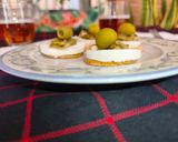 Foto del paso 5 de la receta: Almejas sentadas en tostas de pan en cojín de láminas de queso fresco