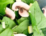 Foto del paso 1 de la receta: Ensalada de espinaca, champiñones y manzana