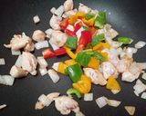 รูปขั้นตอนการทำที่ 5 ของ สันในไก่ผัดพริกหวาน