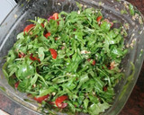 Foto del paso 8 de la receta: Ensalada de rúcula con queso frito, pera en almíbar y vinagreta de orégano