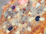عجينة بيتزا مع طرق عديدة للتزيين