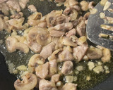 Foto del paso 3 de la receta: Risotto de champiñones y pollo