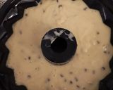 Une image de l'étape 4 de Moelleux vanille pépites chocolat glaçage rocher.