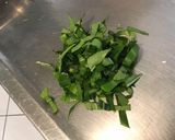 Une image de l'étape 3 de Filets de dorade en sauce verte, ail des ours et citron vert.