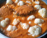 Foto del paso 7 de la receta: Coliflor con postas de pescado en salsa de tomate, puerro y espárragos
