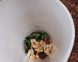 Foto del paso 2 de la receta: Picada de albahaca, perejil y frutos secos
