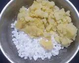 A picture of step 2 of Sabudana Thalipeeth.