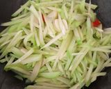 Foto langkah ke 4 dari resep Tumis Labu Siam Bawang Putih.