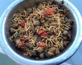 Une image de l'étape 7 de Nouilles japonaises sautées aux tomates et champignons.
