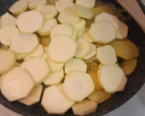 Foto del paso 3 de la receta: Tortilla de patata y calabacín al horno