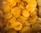Pörköltmaradékból krumplis tészta recept fázis 1 fotója