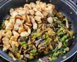 Foto del paso 3 de la receta: Arroz con Setas, Calabacín y Espárragos Trigueros 🙃