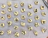 Hình bước làm 2 của món Cookie nho khô và sô cô la chip