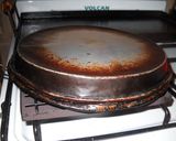 Foto del paso 3 de la receta: Pizzetas económicas de pan cocidas a la plancha