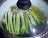 Foto del paso 3 de la receta: Filetes de ternera aliñados con cebolletas tiernas aliñadas