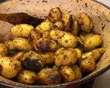 Une image de l'étape 8 de Pommes grenailles rôties en cocotte à l'ail, oignon de roscoff et herbes de Provence.